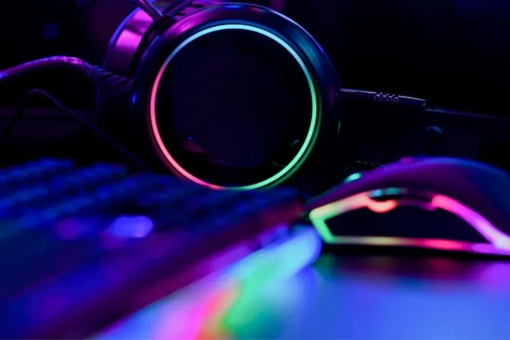 headset sem fio com iluminação rgb com mouse e teclado