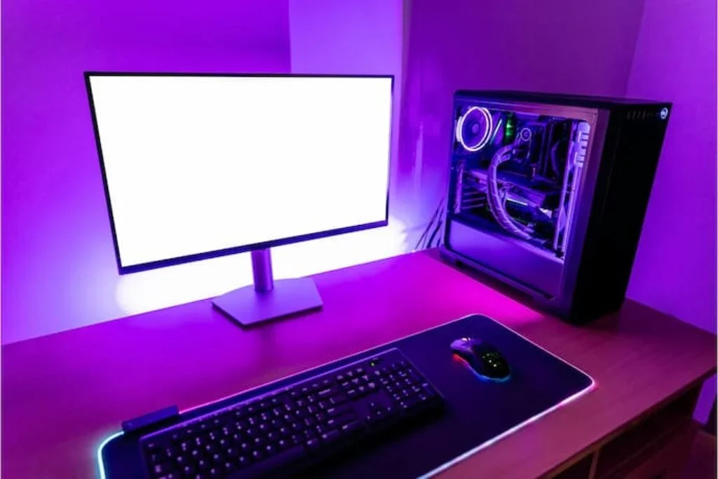 set up gamer com iluminação roxa