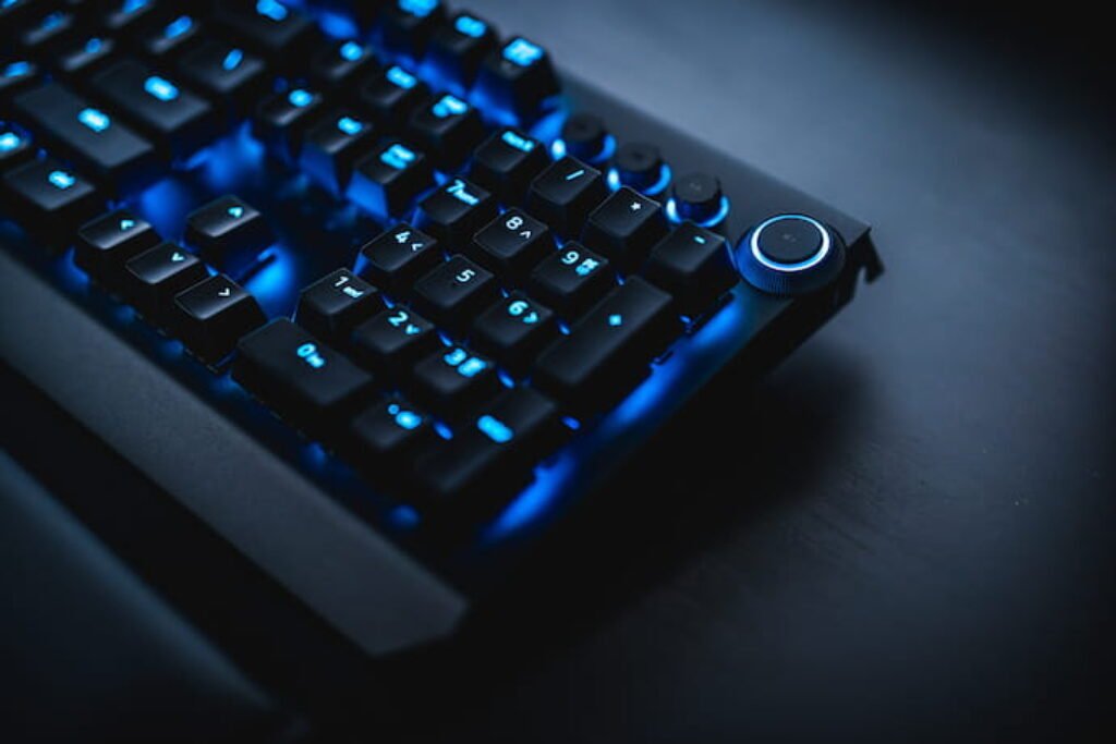 close up de um teclado mecânico, mostrando o pad numérico com iluminação azul