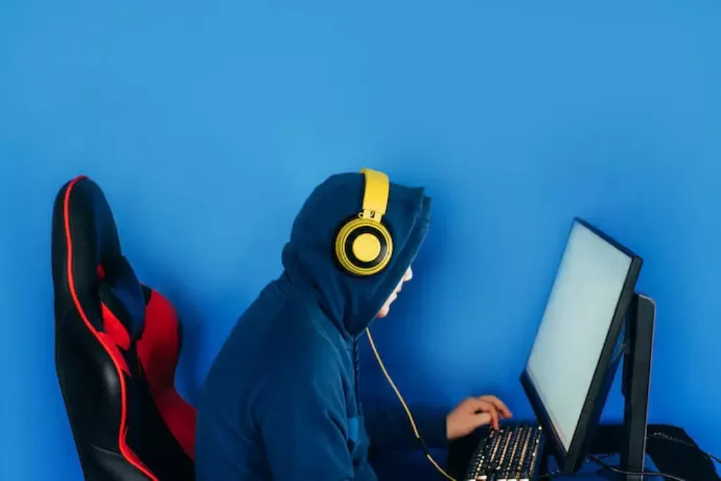 Foto de mulher jogando em cadeira gamer.