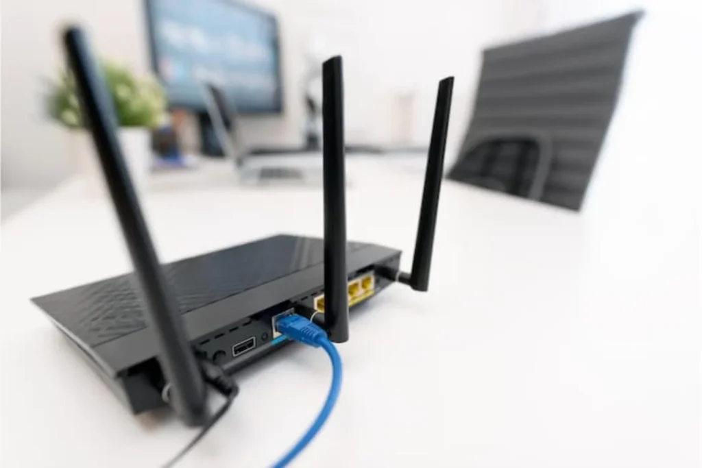 Roteador com três antenas.
