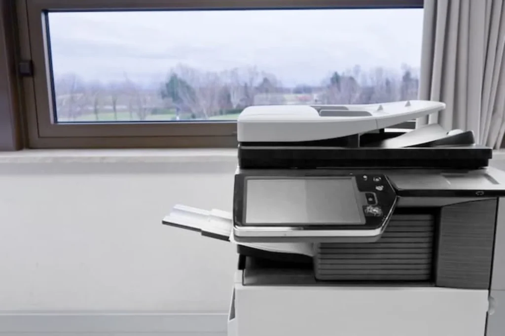 Impressora a3 em mesa de escritório.
