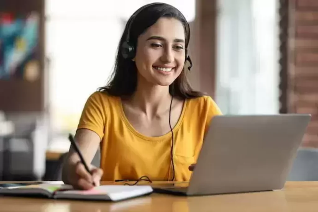 Menina com notebook