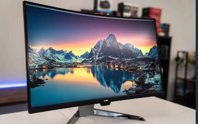 Monitor 4K sobre uma mesa.