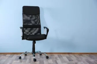 foto de cadeira ergonômica preta em um fundo azul