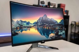 Foto de monitor sobre uma mesa branca.