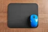 Mouse pad com um mouse azul em cima.