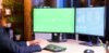 Foto de homem usando o monitor de computador.