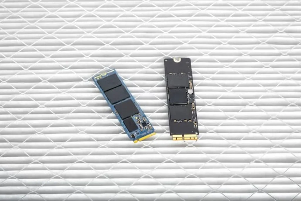Dois SSD de notebook em cima de uma bancada.