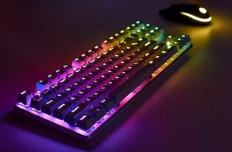 Teclado gamer com iluminação em cima de uma mesa.