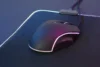 Mouse gamer em cima de um mouse pad gamer.