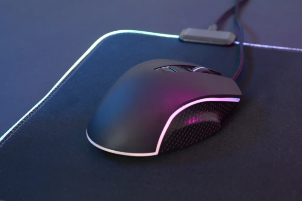 Mouse gamer em cima de um mouse pad gamer.