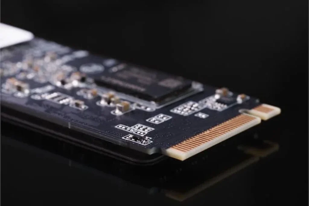 SSD de notebook em cima de uma bancada.