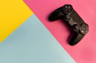 Um controle de Playstation 4 em um fundo colorido.