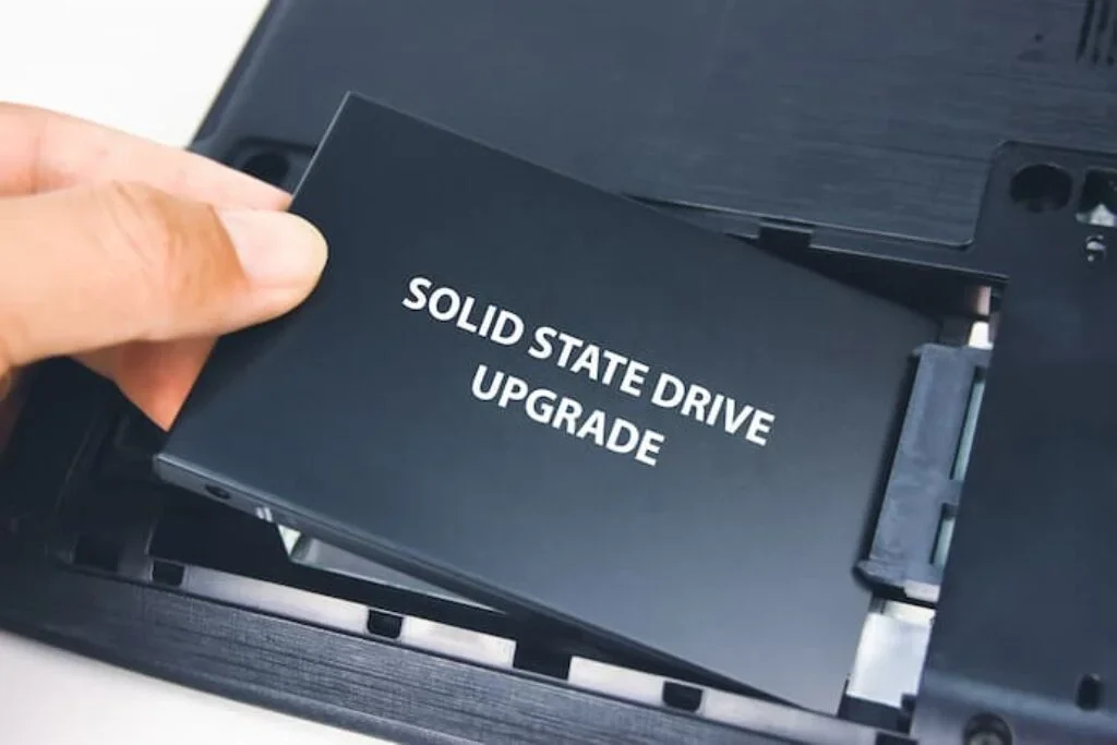 Uma demonstração de instação de um SSD antigo.
