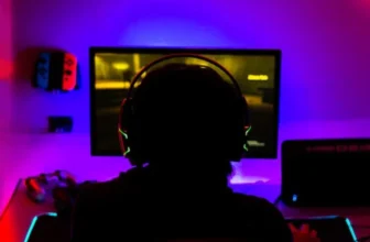 Uma pessoa jogando em um computador gamer.