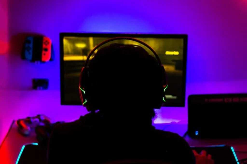 Uma pessoa jogando em um computador gamer.