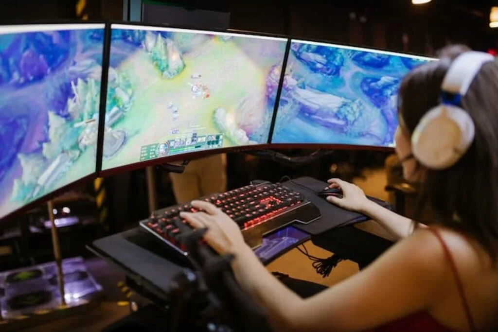 Uma pessoa jogando em um PC gamer.