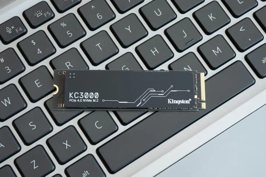 Um dispositivo de SSD em cima de um teclado de notebook.