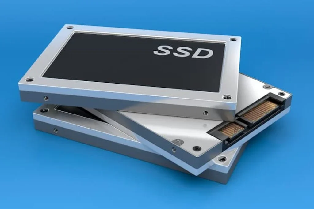 Três opções de SSD de notebook antigo.