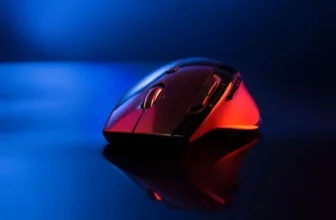 Um mouse gamer egonômico em cima de uma mesa.