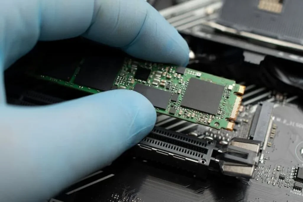 Instalação de um SSD dentro de um notebook.