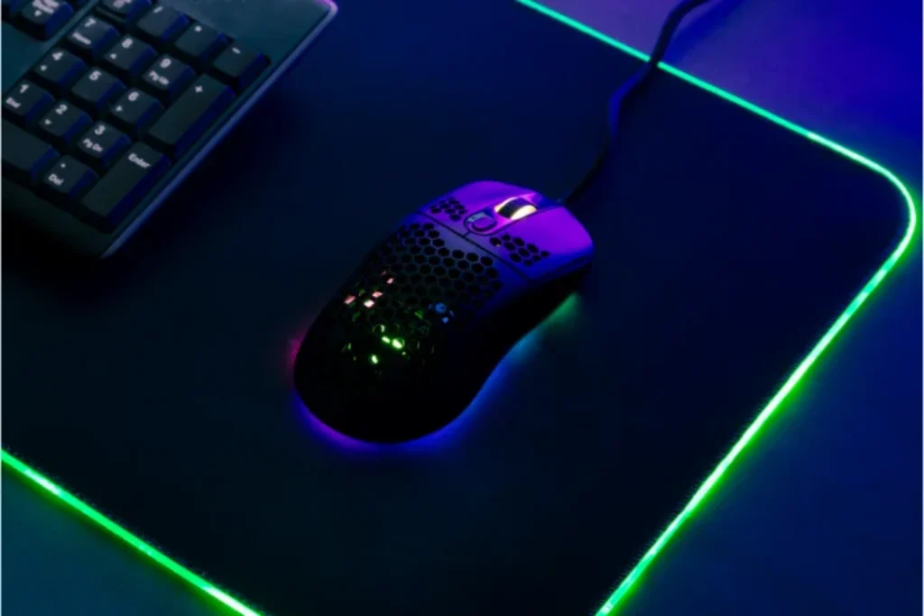 Um mouse pad gamer com rgb na cor verde.