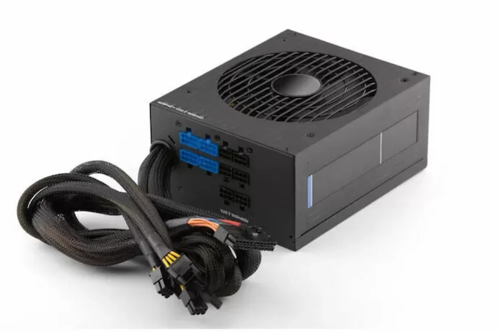 Fonte de alimentação gamer modular, garantindo potência e personalização para setups de alto desempenho.