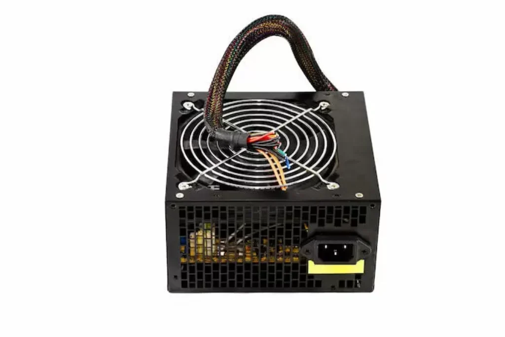 Uma fonte de computador de cor preta.