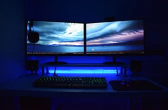Monitor para MacBook em uma sala escura.