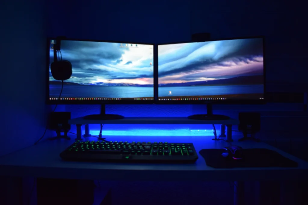 Monitor para MacBook em uma sala escura.