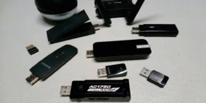 Vários adaptadores wi-fi sobre um fundo branco.