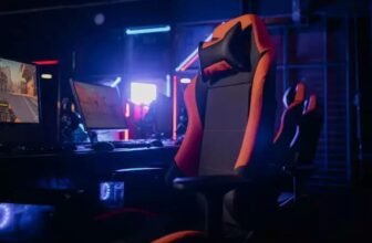 Cadeira gamer em quarto.