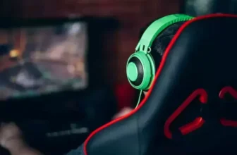 Cadeira gamer vista de costas.
