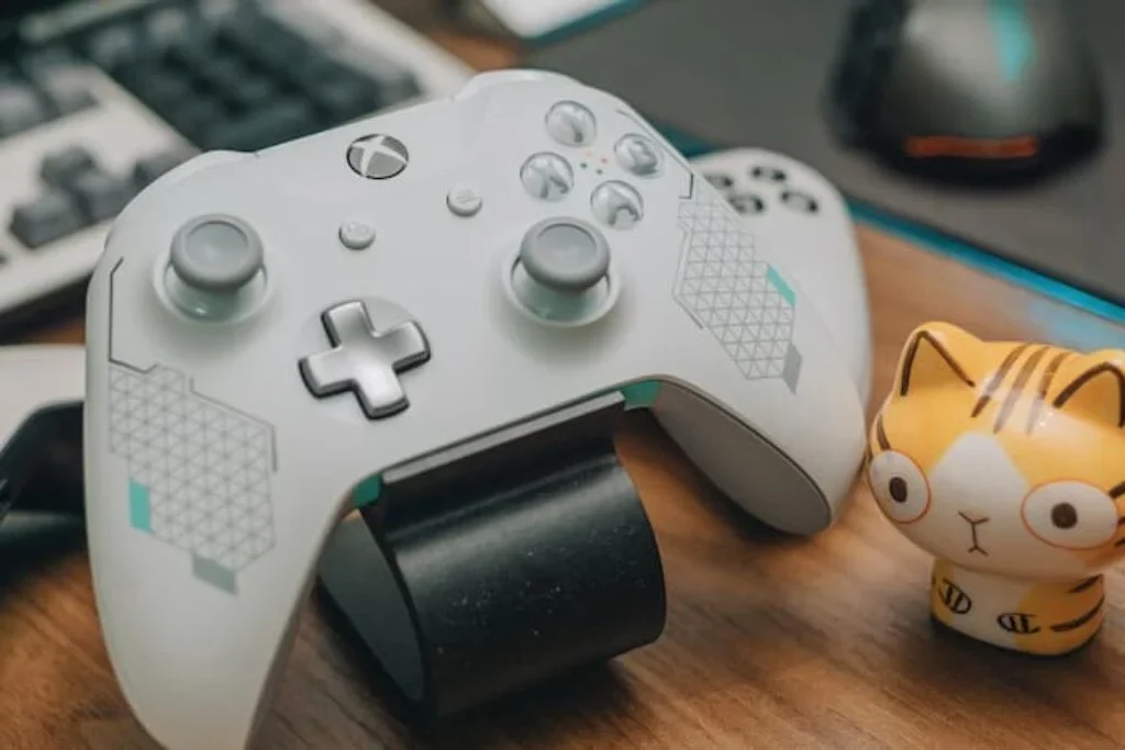 Controle de Xbox cor branca conectado em um suporte.