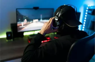 Pessoa jogando de frente à uma mesa gamer.