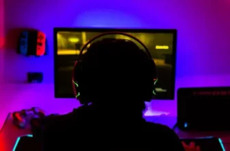 Homem jogando com melhor monitor para ps4.