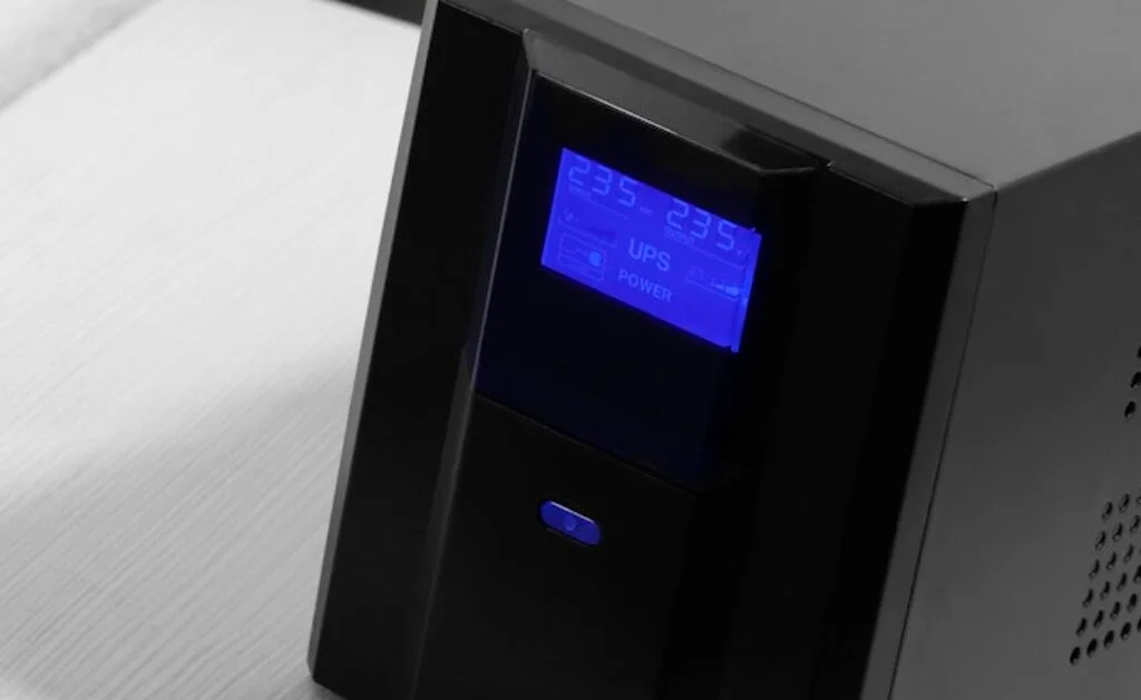 Melhor nobreak preto sobre uma mesa branca.