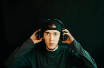 Homem usando headset gamer sem fio.