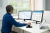 Uma pessoa trabalhando com dois monitores para ajudar na compreensão dos assuntos.