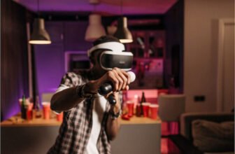 Uma pessoa jogando com um óculos VR e dois controles.
