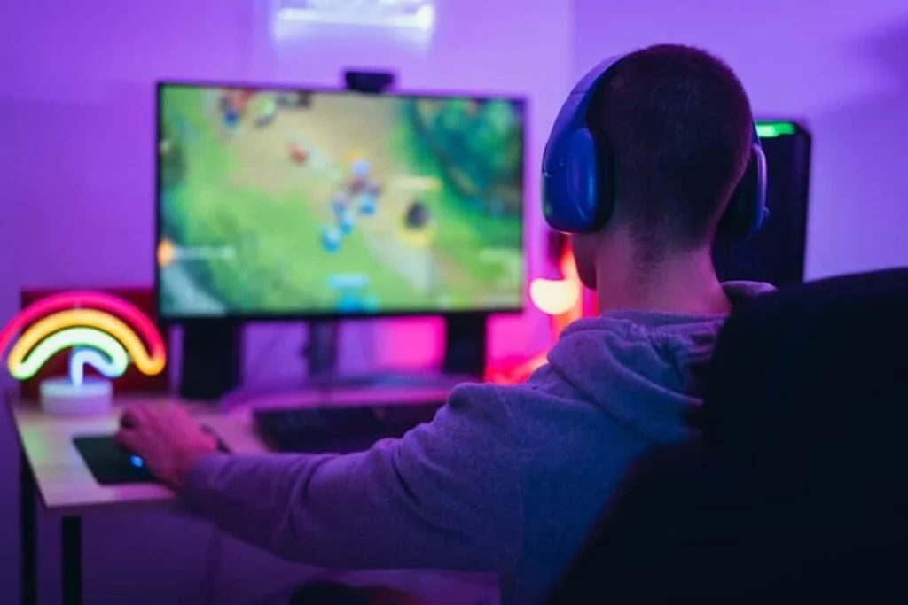 Uma pessoa jogando um jogo em seu computador gamer.