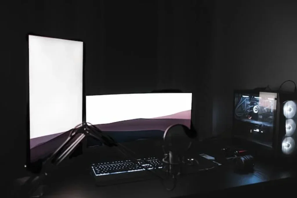 Um setup gamer para trabalho em home office.