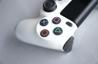 Um controle de PS4 de cor branca.