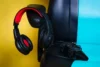 Headset para PS5 em fundo amarelo e azul.