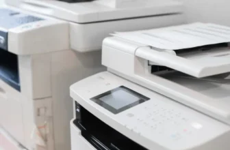 Impressora a laser branca em escritório.