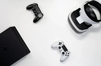 Consoles de videogame sobre uma mesa branca.