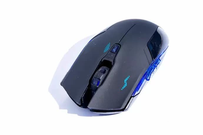 Mouse preto em um fundo branco.