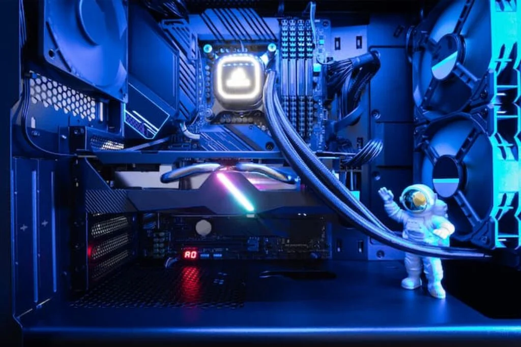 Water cooler branco em setup azul.