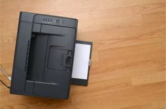 Impressora pequena e compacta com compartimento para folhas.